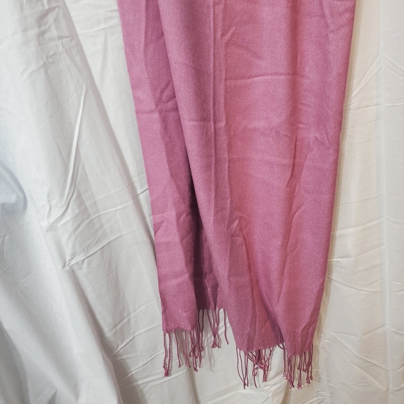 Scarf in pink - Picture 3 of 3